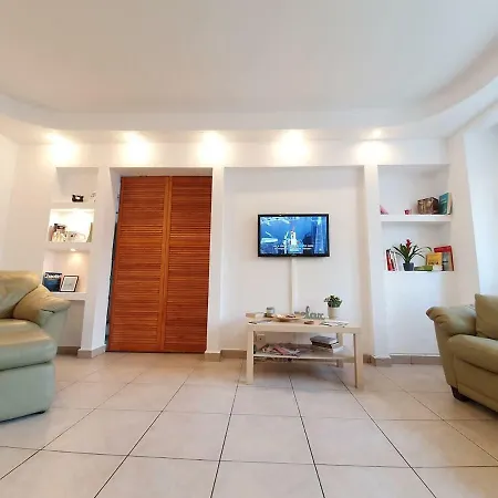 Spacious 2 Bedroom At Romanian Atheneum